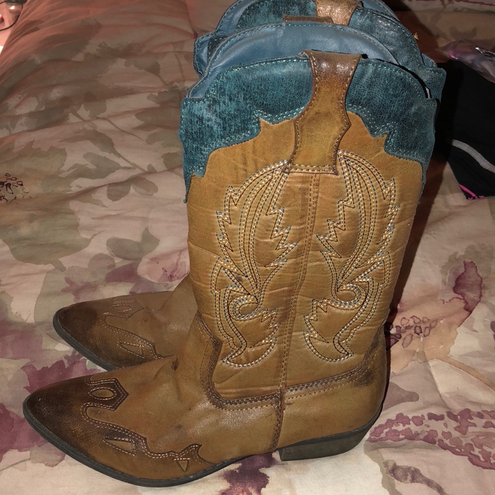 Worn once boots cute turquoise trim